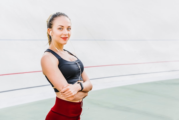 Foto gratuita vista laterale dell'atleta fiducioso