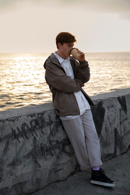 Foto gratuita uomo contemplativo di vista laterale al mare