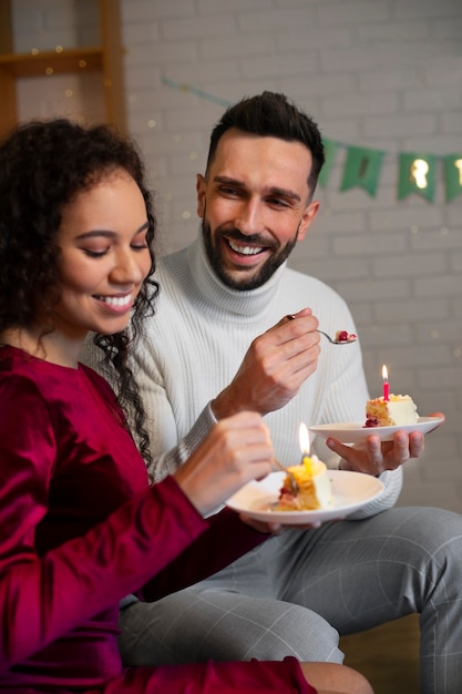 Free photo side view couple celebrating birthday