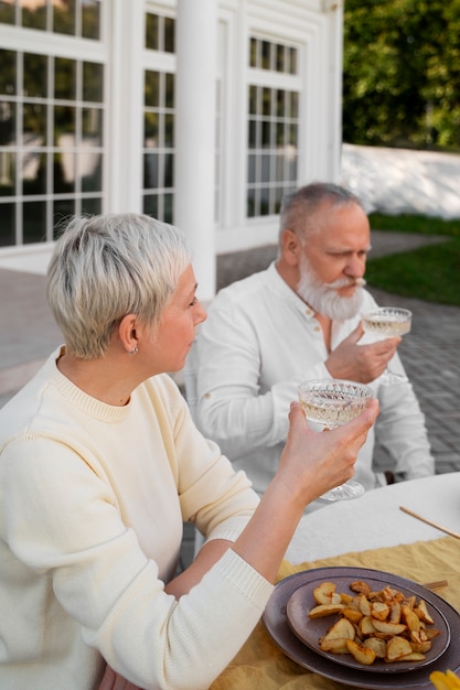 Free photo side view couple celebrating birthday