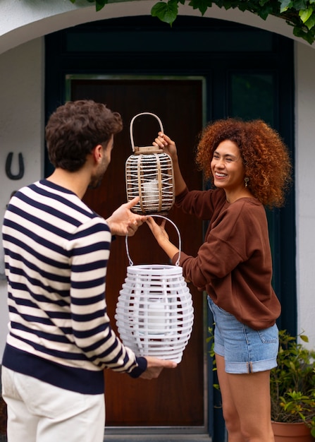 Foto gratuita vista laterale delle coppie che decorano la casa