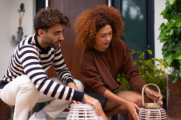 Foto gratuita vista laterale delle coppie che decorano la casa