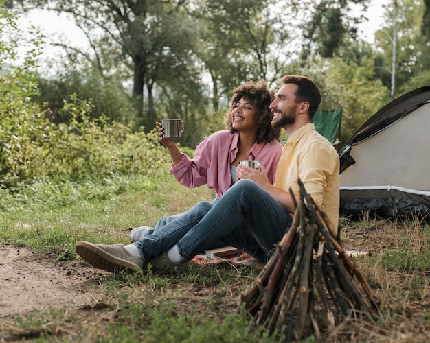 Free photo side view of couple enjoying the view while camping