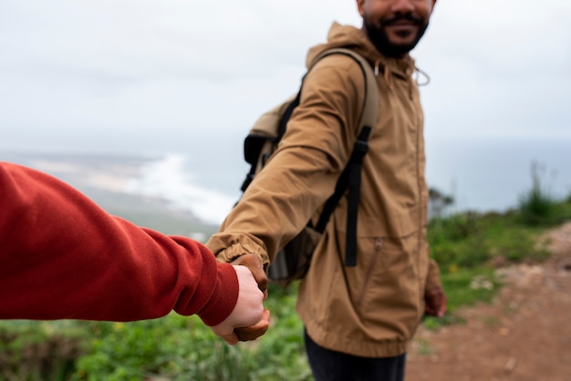 Free photo side view couple on a hiking trip