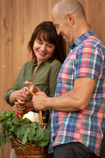 Free photo side view couple living at farmhouse