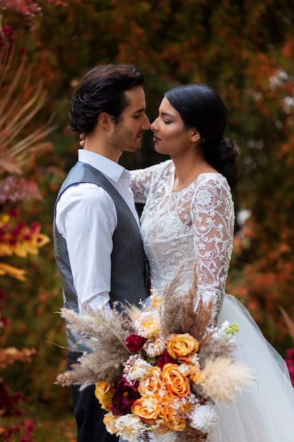 Free photo side view couple posing at wedding