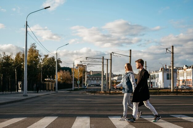 Вид сбоку пара на прогулке по городу