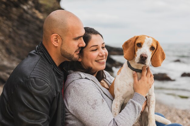 Foto gratuita vista laterale coppia con cane