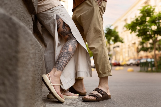 Free photo side view couple with tattoos
