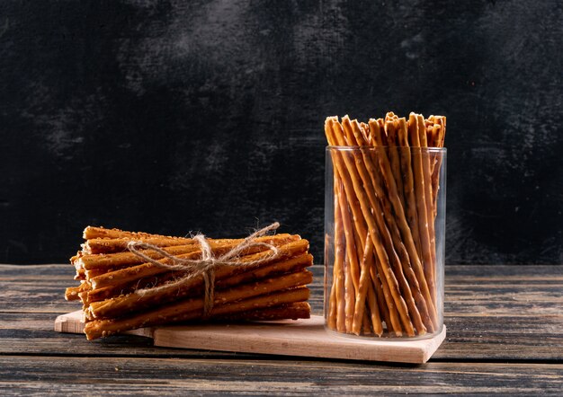 Side view crackers with cutting board