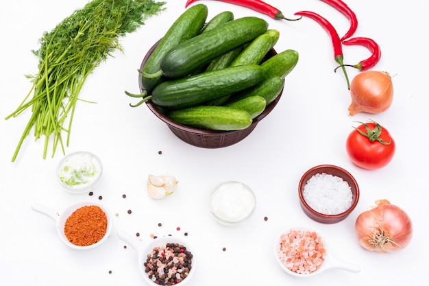 Cetriolo di vista laterale con i peperoncini rossi e le spezie del pomodoro della cipolla dell'aneto