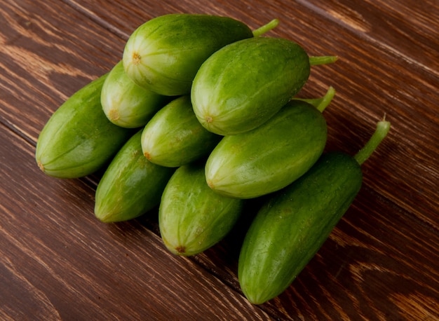 Free photo side view of cucumbers on wooden table