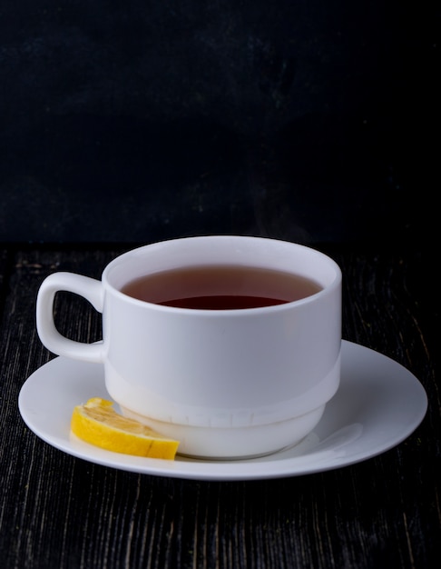 黒のレモンスライスとお茶のカップの側面図