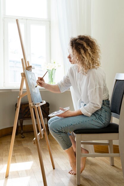 自宅で絵画の縮れ毛の女性の側面図