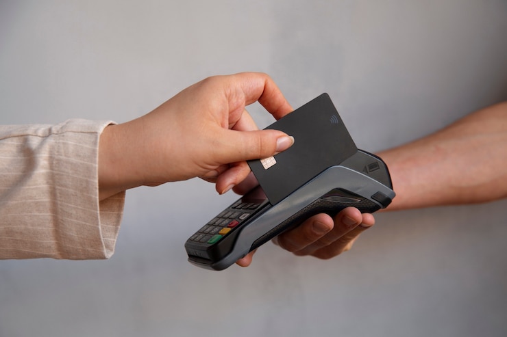 Бесплатный Фотография клиент, вид сбоку, платит с помощью устройства nfc