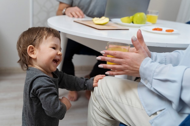 側面図かわいい子供が母親の膝をつかんで