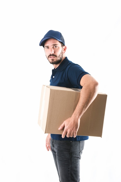 Free photo side view of a delivery man with parcel