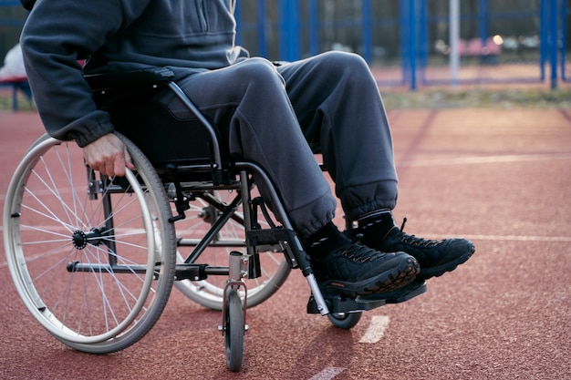 Бесплатное фото Вид сбоку инвалид в инвалидной коляске