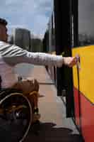 Foto gratuita uomo disabile di vista laterale che aspetta l'autobus