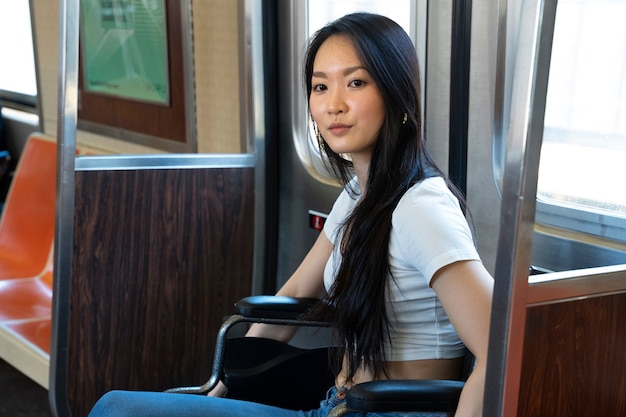 Foto gratuita donna disabile vista laterale che viaggia in treno