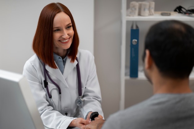 Free photo side view doctor checking patient