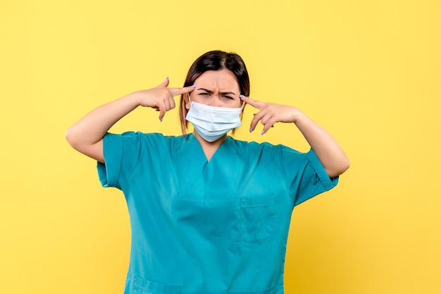 의사의 측면보기는 사람들이 전염병 동안 마스크를 착용하도록 권장합니다.