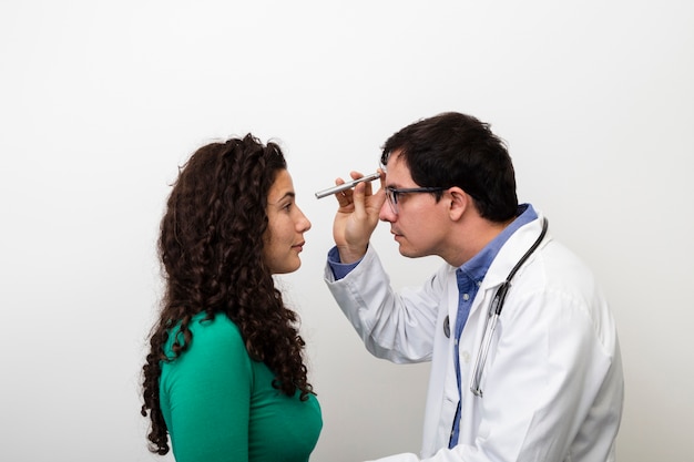 Free photo side view doctor examining female