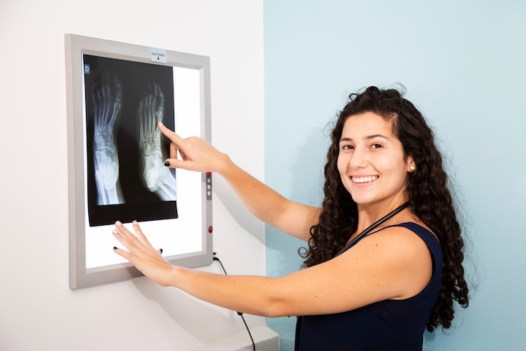 Free Photo side view doctor explaining a foot radiography