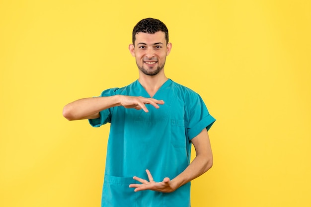 Foto gratuita la vista laterale di un medico è sicura