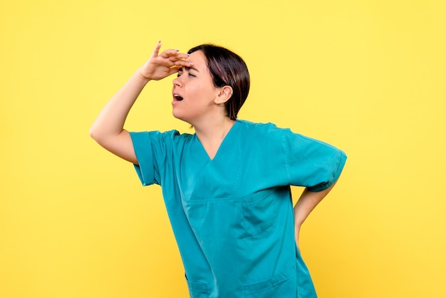 Free photo side view of a doctor is surprised by the behavior of the patients with serious illness