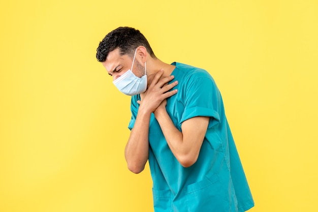 Vista laterale di un medico in maschera tossisce