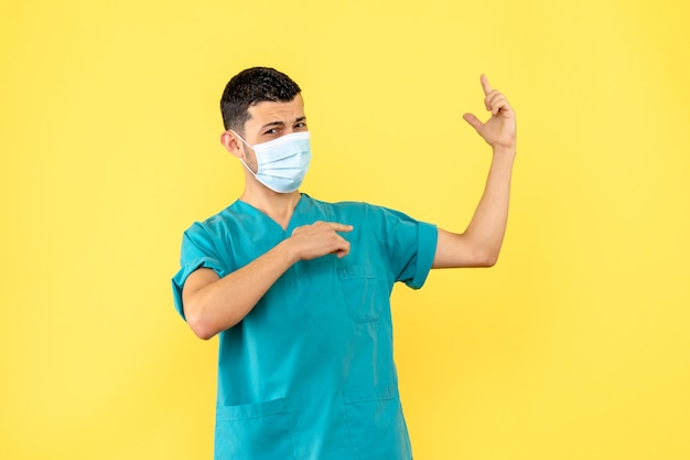 Вид сбоку на врача в маске врач уверен, что поможет больным коронавирусом