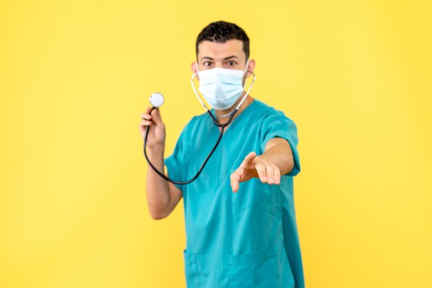 Вид сбоку врач в маске врач знает, как вылечить пациента с коронавирусом