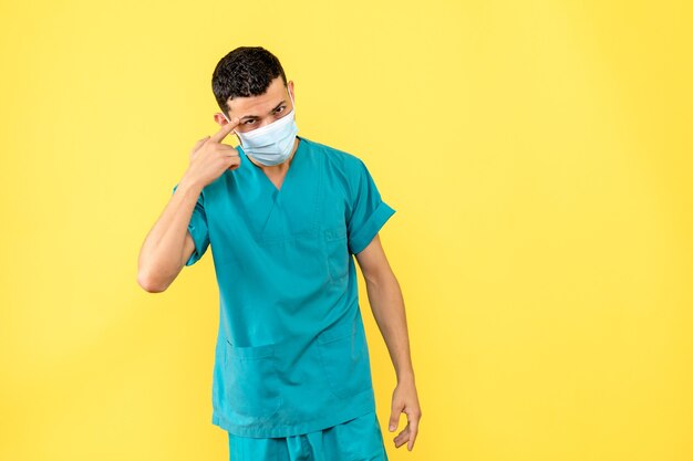 Vista laterale un medico in maschera un medico esorta le persone a stare attenti durante una pandemia