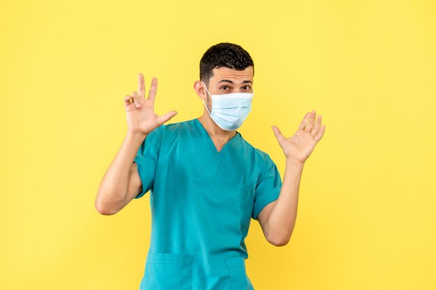 Вид сбоку врач в маске врач поможет больным коронавирусом