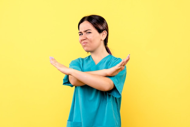 La vista laterale di un medico parla di cosa non fare durante la malattia