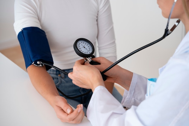 Side view doctor using mechanical tensiometer