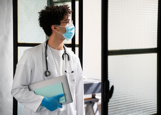 Free photo side view doctor wearing face mask