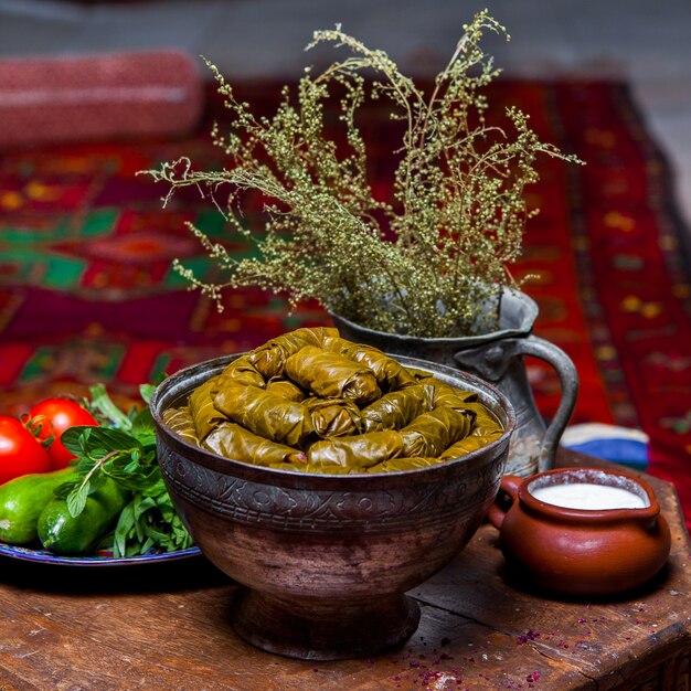 新鮮な野菜とヨーグルトの銅の深いプレートでサイドビュードルマ