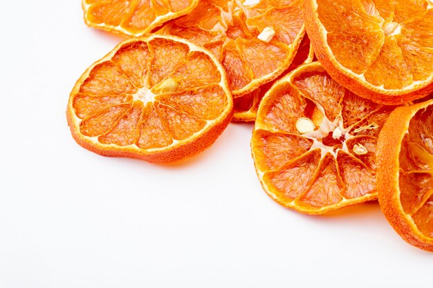コピースペースと白い背景の上に配置された乾燥したオレンジスライスの側面図