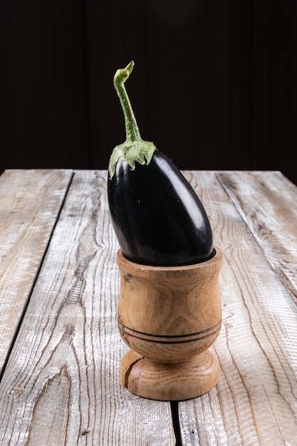 Free photo side view eggplant in bowl . vertical