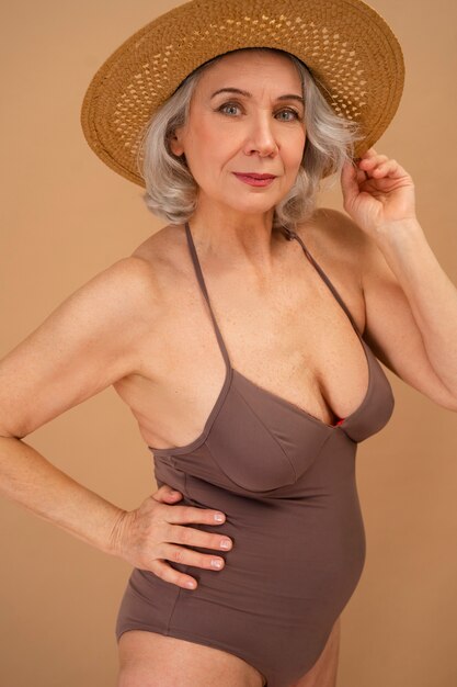 水着でポーズをとる側面図の年配の女性