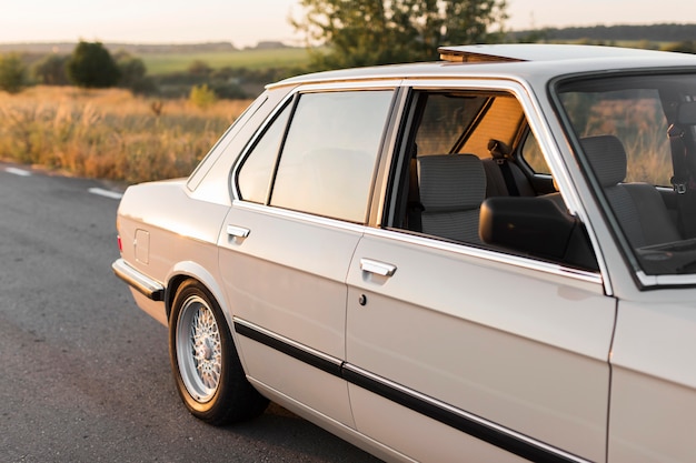 Foto gratuita vecchia automobile vuota di vista laterale sulla strada