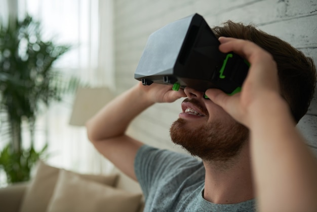 Free photo side view of a face of man amazed by virtual reality