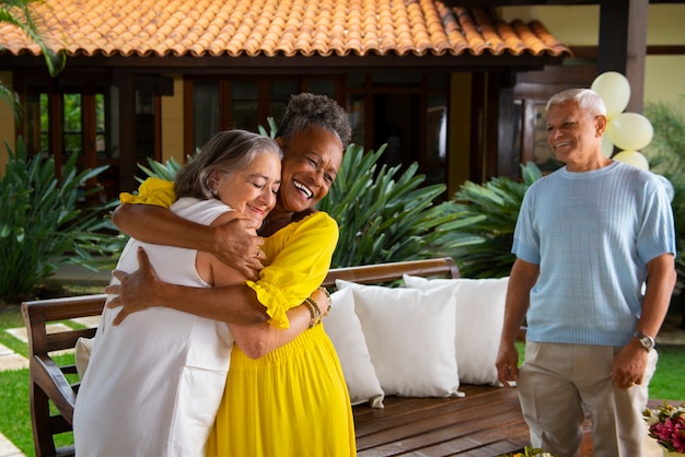 Foto gratuita famiglia di vista laterale che festeggia il compleanno insieme