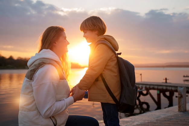 Foto gratuita famiglia di vista laterale che va in giro su un molo