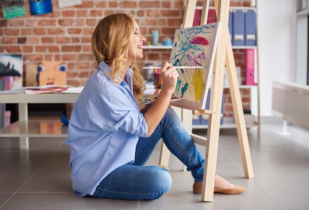 Vista laterale dell'artista femminile affascinata