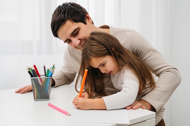 Free photo side view of father and daughter at home