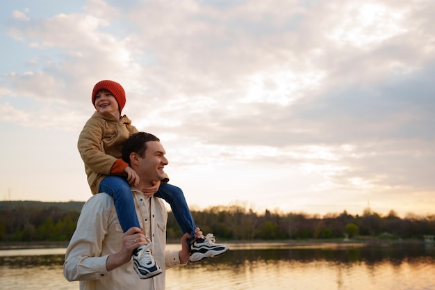 Foto gratuita vista laterale padre e figlio che vanno in giro su un molo