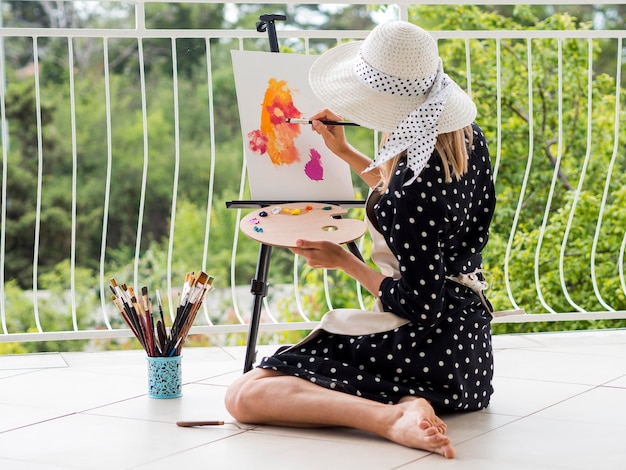 Vista laterale della pittura femminile dell'artista